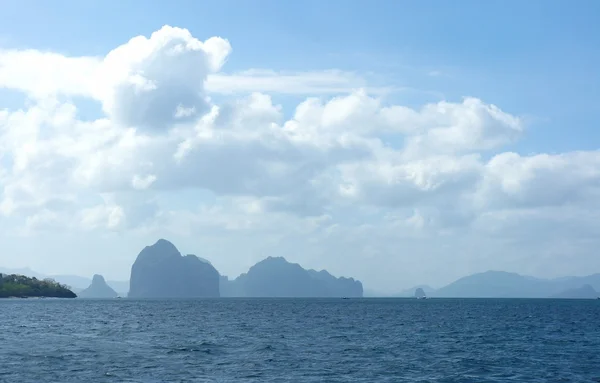 Tropik adaları ile güzel deniz manzarası. Panorama. Filipinler.