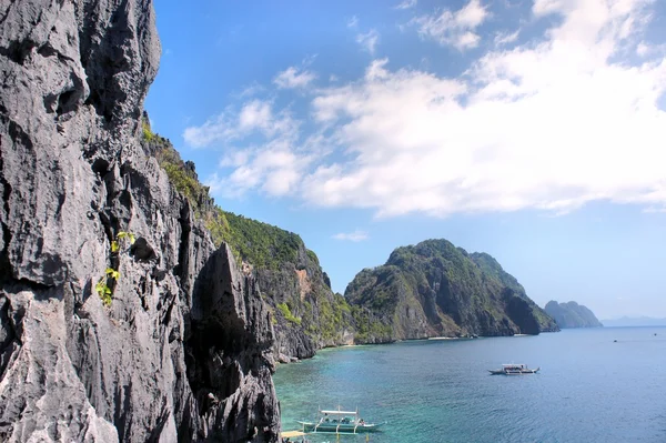 Arrecifes de coral afilados en la costa. Isla Palawan. Filipinas . — Foto de Stock