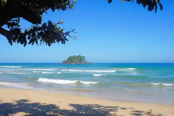 A bela praia de areia branca, o mar e as árvores. Filipinas . — Fotografia de Stock