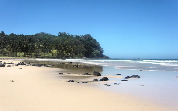 La belle plage de sable blanc, la mer et les arbres. Philippines . — Photo