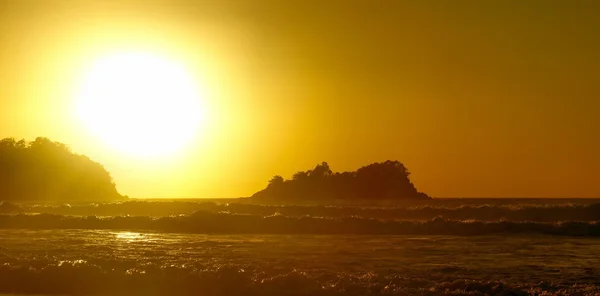 Pôr do sol no Oceano Pacífico. Filipinas. Ilhas . — Fotografia de Stock