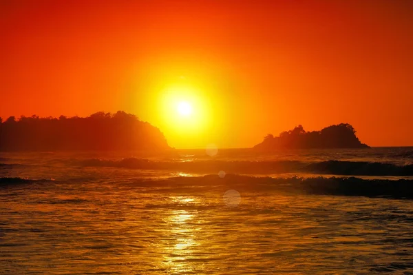 Pôr do sol no Oceano Pacífico. Filipinas. Ilhas . — Fotografia de Stock