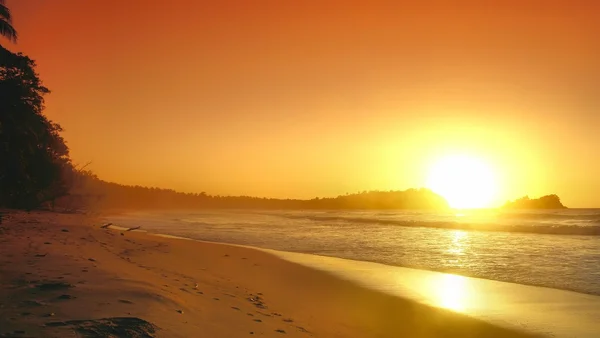 Pôr do sol no Oceano Pacífico. Filipinas. Ilhas . — Fotografia de Stock