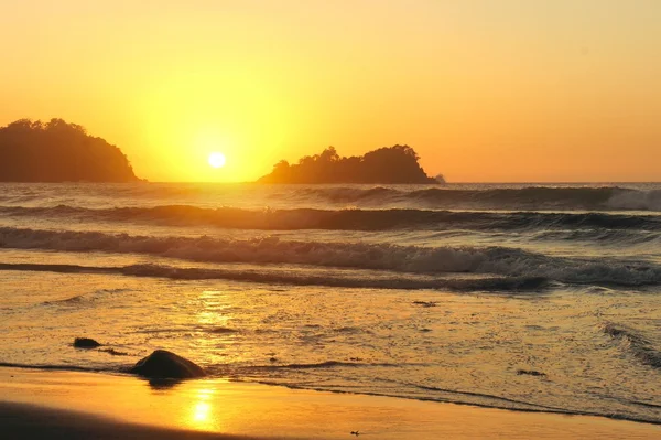 Pasifik Okyanusu günbatımı. Filipinler. Adaları.