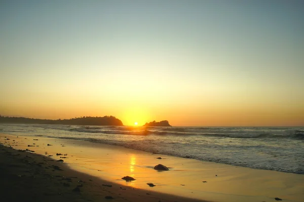 Pôr do sol no Oceano Pacífico. Filipinas. Ilhas . — Fotografia de Stock