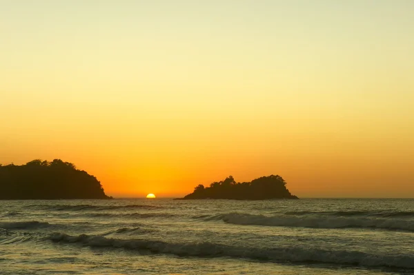 Pasifik Okyanusu günbatımı. Filipinler. Adaları.