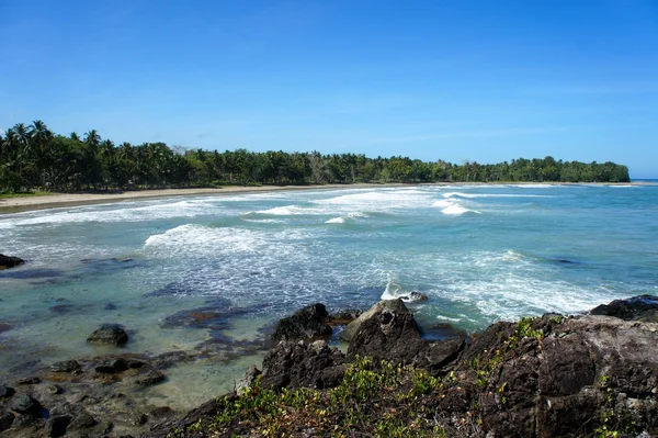 Dalgalar ve deniz köpüğü. Filipinler.