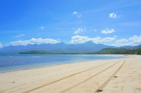 The beautiful beach of white sand , the sea and trees . Philippines — Stock Photo, Image