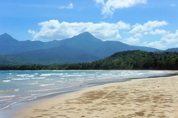 A bela praia de areia branca, o mar e as árvores. Filipinas — Fotografia de Stock