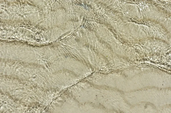 젖은 모래 해변과 물 거품. 배경. — 스톡 사진