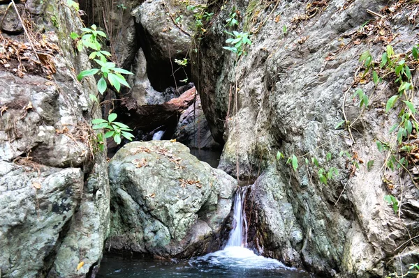 Ett litet vattenfall i den vilda djungeln. Filippinerna. Palawan ö — Stockfoto