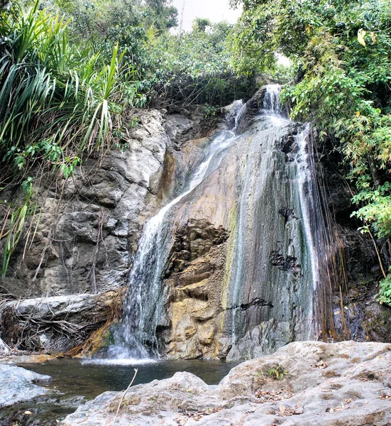 Egy kis vízesés a vad dzsungelben. Fülöp-szigetek. Palawan-sziget . — Stock Fotó