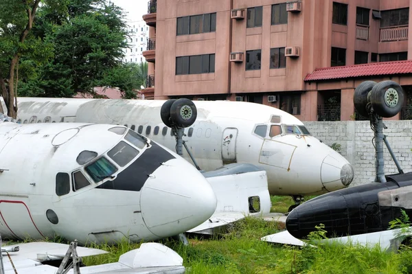 Eski kırık uçaklar. Mezarlık uçağı .