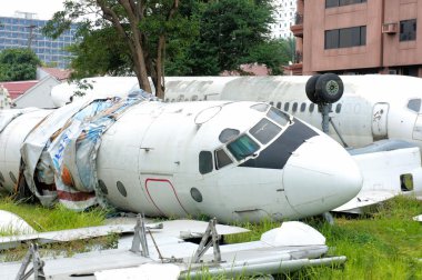 Eski kırık uçaklar. Mezarlık uçağı .