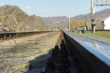 Demiryolu rayları ve uyurlar. Ormandaki eski demiryolu. Sibirya.