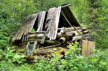 eski ahşap kulübe avcı. Sibirya. sayan Dağları.