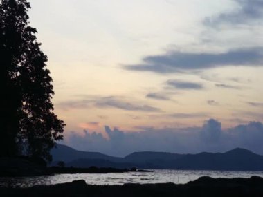 Sunset yakınında bir tropikal deniz kıyısında. Palawan Adası.