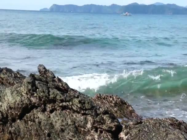 As ondas do mar atingiram a costa. Mar tropical . — Vídeo de Stock