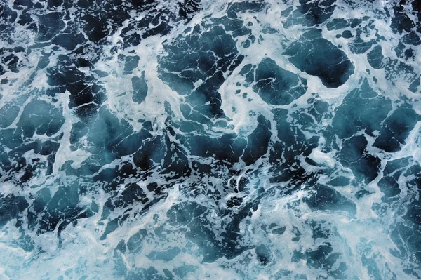 Beyaz köpük mavi deniz yüzeyi. Gemiden iz.