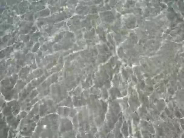 Wit koraal zand en het heldere water. Abstractie. achtergrond. — Stockvideo