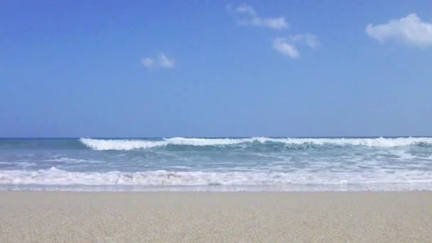 Havet vågor hit stranden. Tropiska havet. — Stockvideo