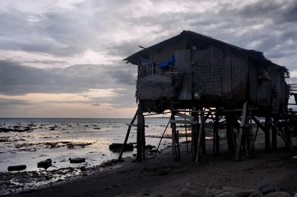 Fischerhaus am Rande des blauen Meeres. Philippinen. Palawan-Insel. — Stockfoto