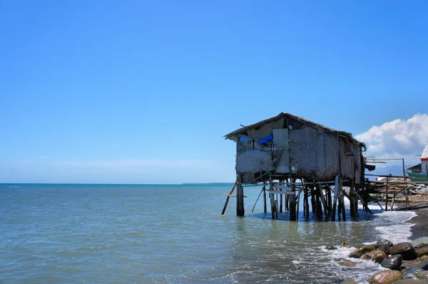 Fischerhaus am Rande des blauen Meeres. Philippinen. Palawan-Insel. — Stockfoto