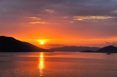 Pasifik Okyanusu günbatımı. Filipinler. Adaları.