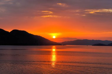 Pasifik Okyanusu günbatımı. Filipinler. Adaları.