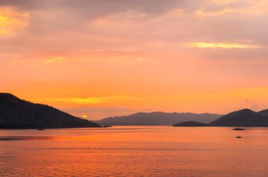 Pasifik Okyanusu günbatımı. Filipinler. Adaları.