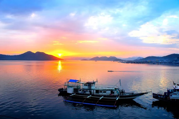 Pasifik Okyanusu günbatımı. Filipinler. Adaları.