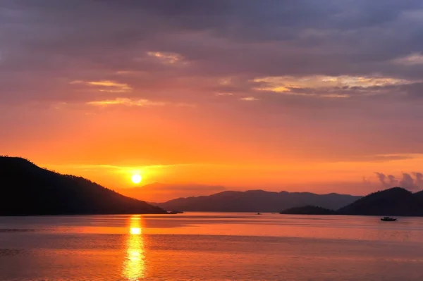 Pasifik Okyanusu günbatımı. Filipinler. Adaları.
