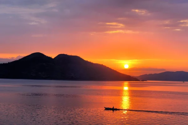Pasifik Okyanusu günbatımı. Filipinler. Adaları.