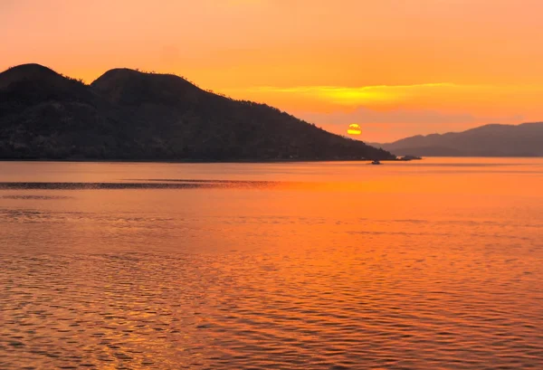 Pôr do sol no Oceano Pacífico. Filipinas. Ilhas . — Fotografia de Stock