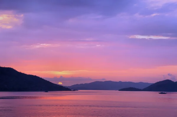 Pasifik Okyanusu günbatımı. Filipinler. Adaları.