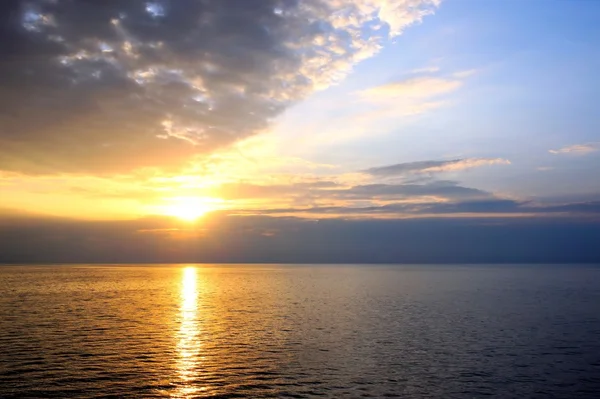 Pôr do sol no Oceano Pacífico. Filipinas. Ilhas . — Fotografia de Stock