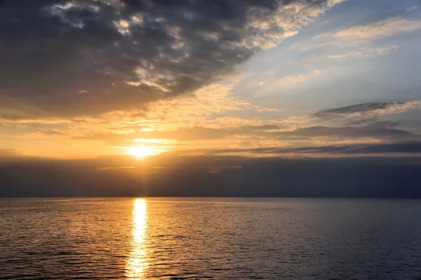 Pasifik Okyanusu günbatımı. Filipinler. Adaları.