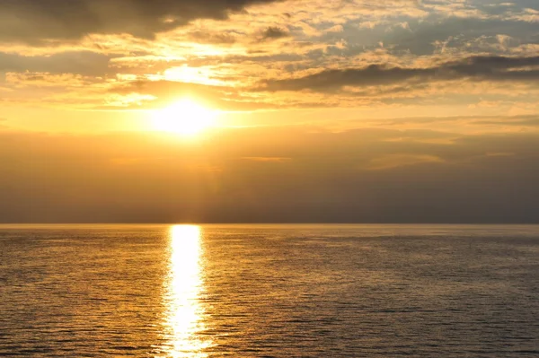 Pôr do sol no Oceano Pacífico. Filipinas. Ilhas . — Fotografia de Stock