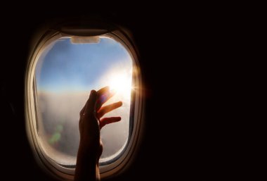 Güneş doğarken uçağın penceresinden Mısır 'a inişini izle.