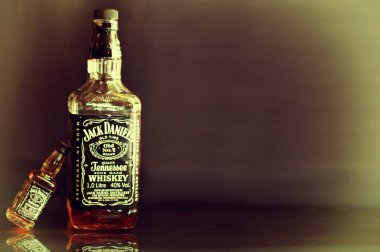 Lviv / Ukrayna, 04.12.2013: İki şişe Jack Daniels viskisi, çeşitli boyutlarda, insansız ayakta duruyor (ml)