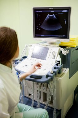Lviv, Ukrayna. 11.22.2014. Modern bir tıbbi ortamda yüksek frekanslı ses dalgaları aracılığıyla iç organların gerçek zamanlı görüntülerini üretmek için kullanılan bir ekran ve kontrol paneline sahip bir ultrason makinesi..