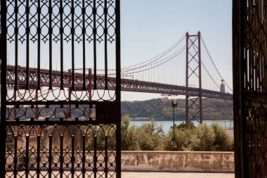 Lizbon, Portekiz. 09.25,2025. Lizbon 'da 25 Nisan Köprüsü, Lizbon ve Almada arasında Tagus Nehri' ni kapsayan kırmızı asma köprü, manzaralı bir kıyı ve mimari manzarayla ele geçirildi..