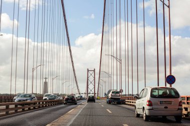 Lizbon, Portekiz. 09.25,2025. Lizbon 'da 25 Nisan Köprüsü, Lizbon ve Almada arasında Tagus Nehri' ni kapsayan kırmızı asma köprü, manzaralı bir kıyı ve mimari manzarayla ele geçirildi..