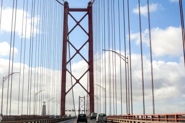 Lizbon, Portekiz. 09.25,2025. Lizbon 'da 25 Nisan Köprüsü, Lizbon ve Almada arasında Tagus Nehri' ni kapsayan kırmızı asma köprü, manzaralı bir kıyı ve mimari manzarayla ele geçirildi..