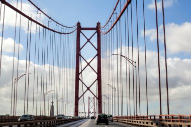 Lizbon, Portekiz. 09.25,2025. Lizbon 'da 25 Nisan Köprüsü, Lizbon ve Almada arasında Tagus Nehri' ni kapsayan kırmızı asma köprü, manzaralı bir kıyı ve mimari manzarayla ele geçirildi..