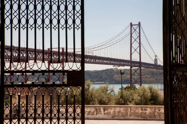 Lizbon, Portekiz. 09.25,2025. Lizbon 'da 25 Nisan Köprüsü, Lizbon ve Almada arasında Tagus Nehri' ni kapsayan kırmızı asma köprü, manzaralı bir kıyı ve mimari manzarayla ele geçirildi..