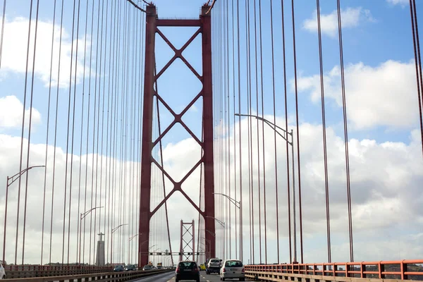 Lizbon, Portekiz. 09.25,2025. Lizbon 'da 25 Nisan Köprüsü, Lizbon ve Almada arasında Tagus Nehri' ni kapsayan kırmızı asma köprü, manzaralı bir kıyı ve mimari manzarayla ele geçirildi..