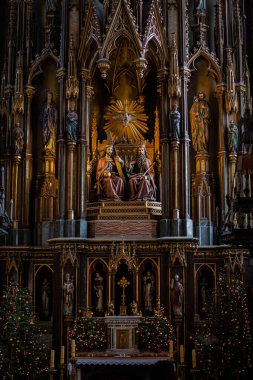 Krakiv, Polonya. 01.04 .2018. Görüntü, içinde çok sayıda karton kutu ve diğer geri dönüşümler bulunan bir arabayı çeken fakir bir adamı gösteriyor.