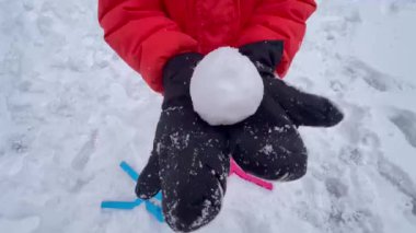 Çocukların karda birlikte kartopu yapmaları, dışarıda gülüp oynamaları eğlence ve tatil enerjisiyle dolu neşeli bir kış aktivitesi..