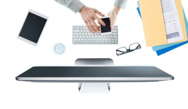 Ofis masasında çalışan bir iş adamı.